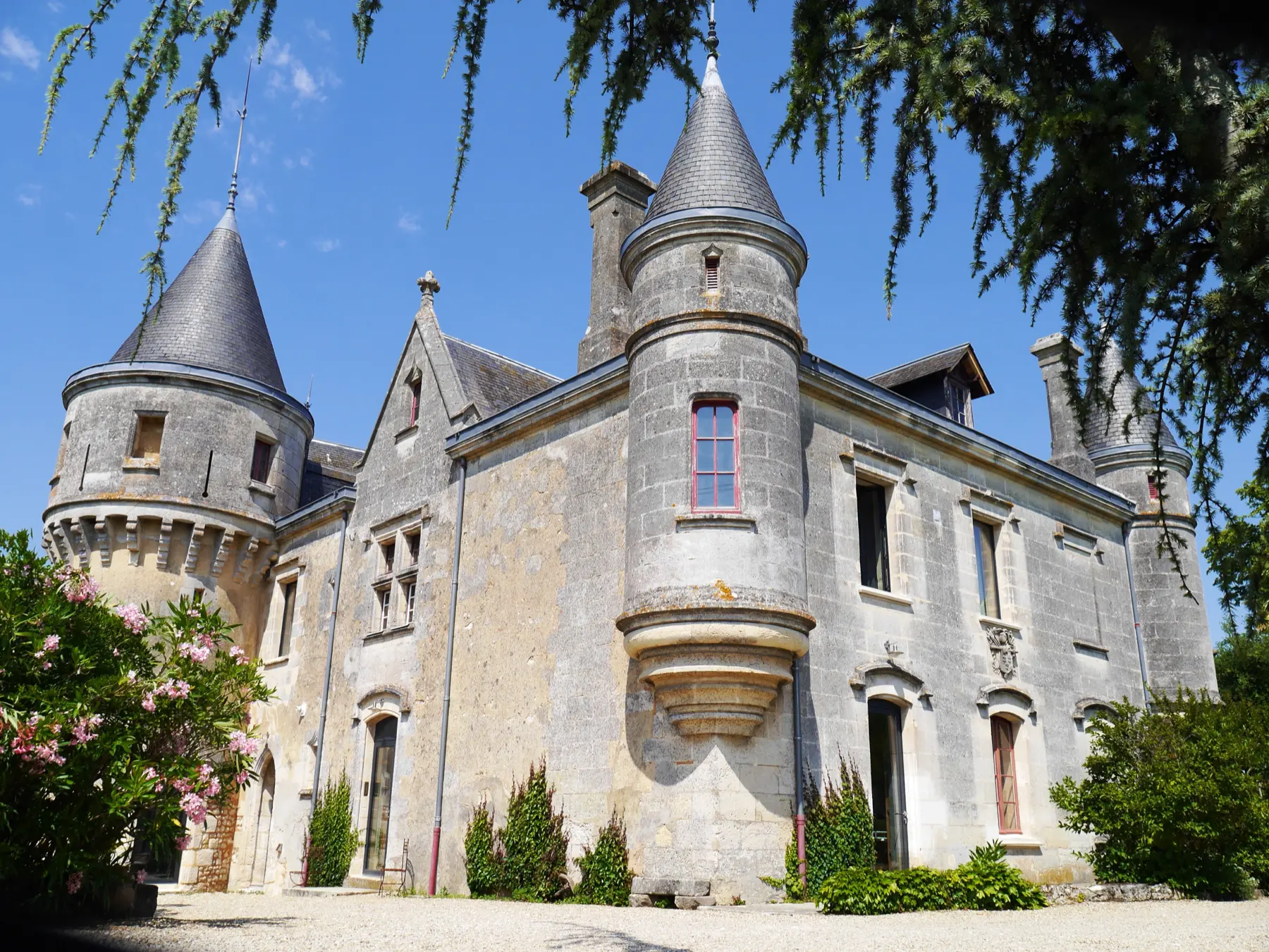 The turreted façade of Château de la Grave